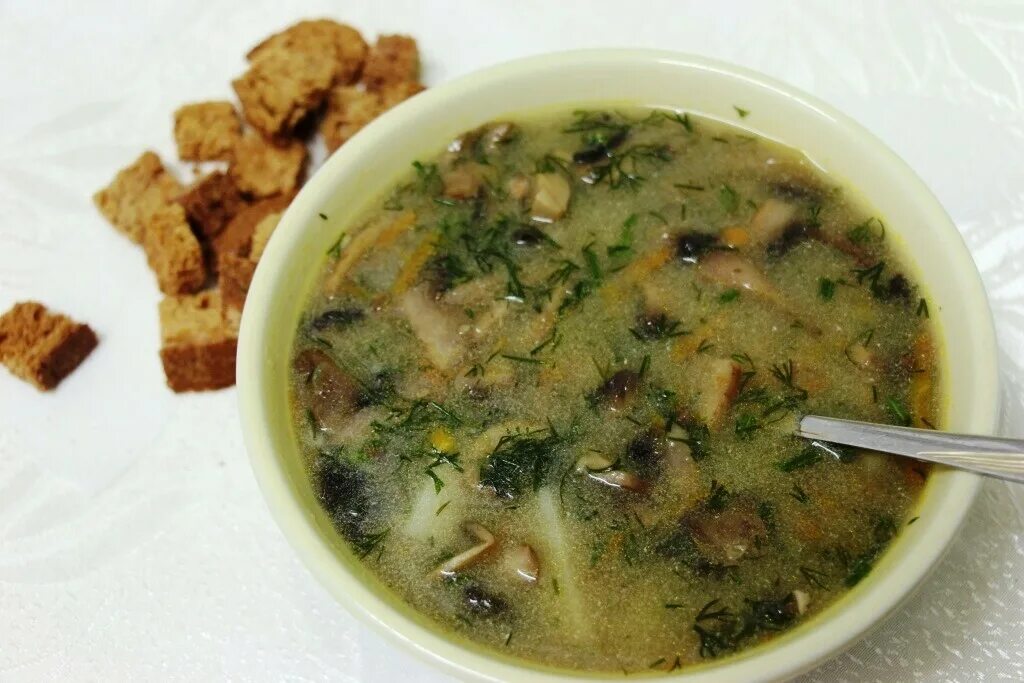 Гречневый суп с грибами и клецками. Грибной суп с клёцками. Гречневый суп с курицей. Гречневый суп с грибами и картофельными клецками. Гречневый суп с шампиньонами.