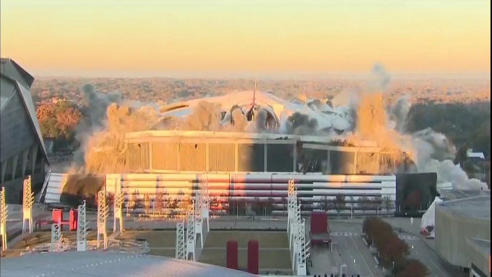 Взрыв на стадионе. Взорвавшийся стадион. Взрыв на стадионе White City Stadium.