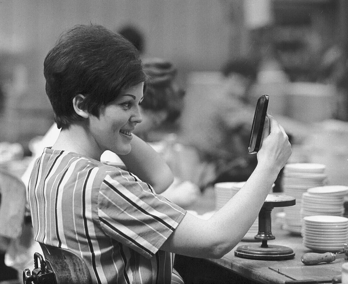 советские рабочие девушки. советский завод. советские фабрики. работа гдр. работа гдр.