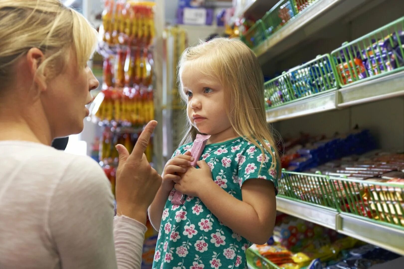 Девочка ворует. Женщина ворует в магазине. Девочка ворует. Ребенок в магазине. Девочка ворует.