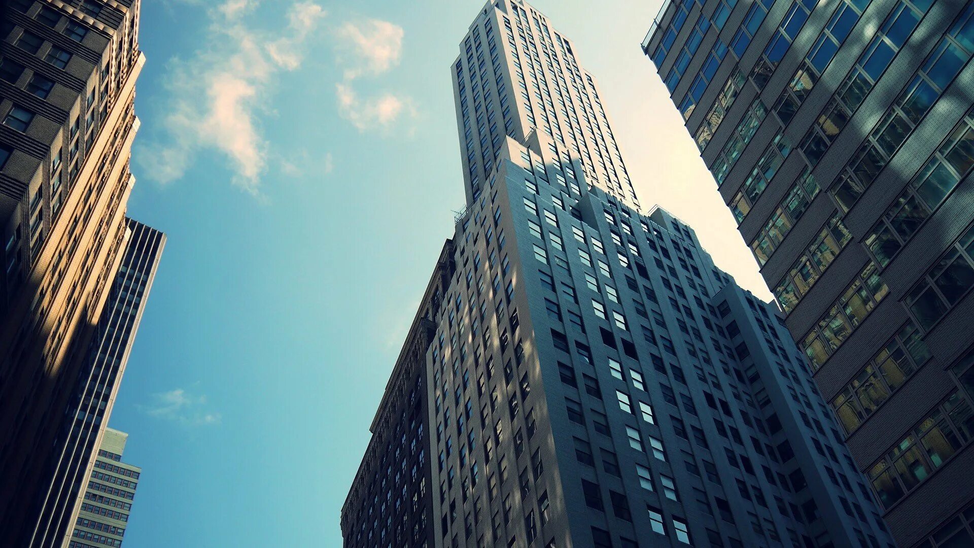 Современные здания. Фон высоких домов. Небоскрёбы нью-йорка снизу. Небоскрёбы на горизонте москва. Многоэтажный дом.