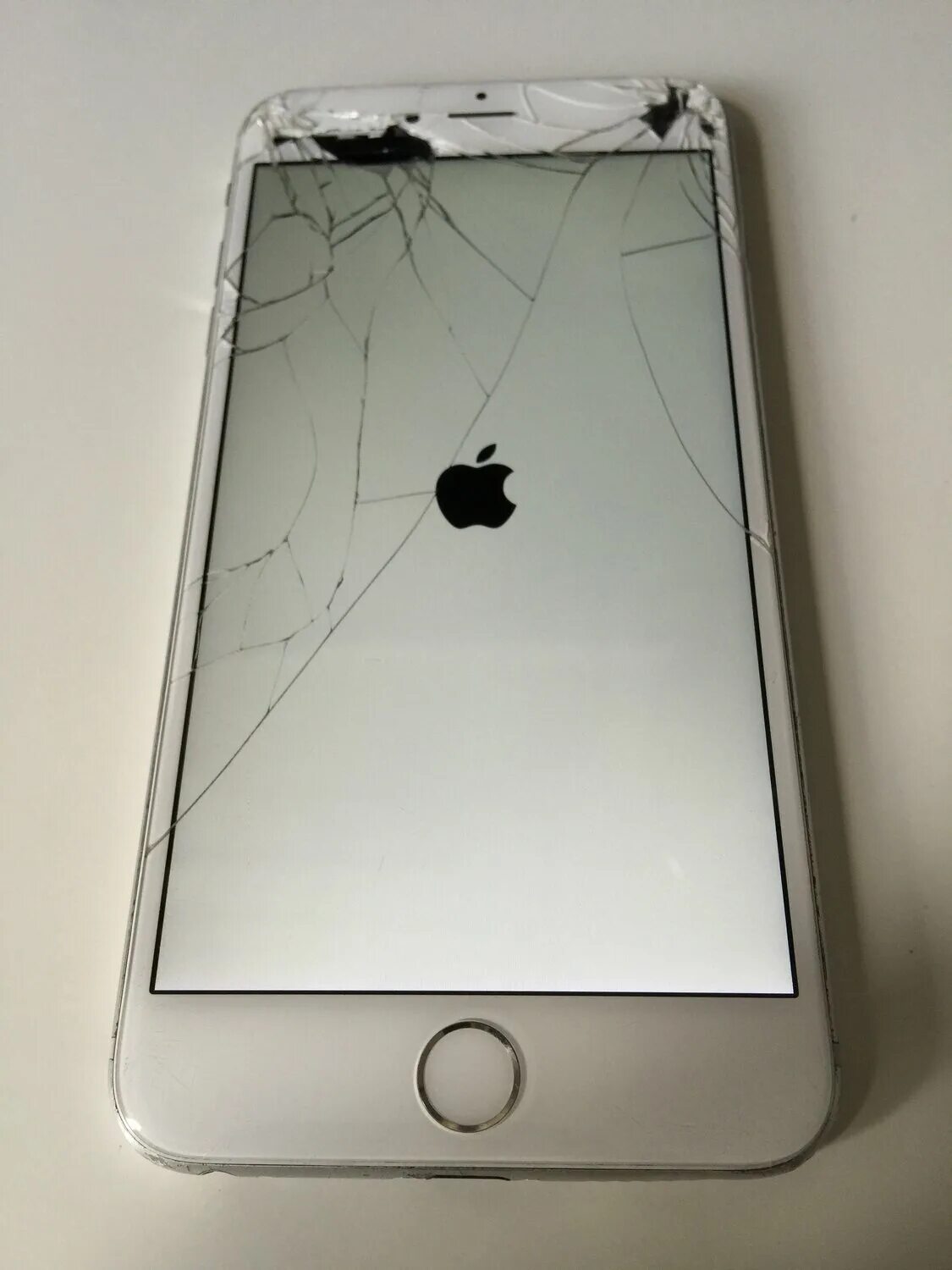 Сломанный айфон 5s. Разбитый айфон. Iphone 5s разбитый. Сломанный айфон 6. Разбитый айфон.