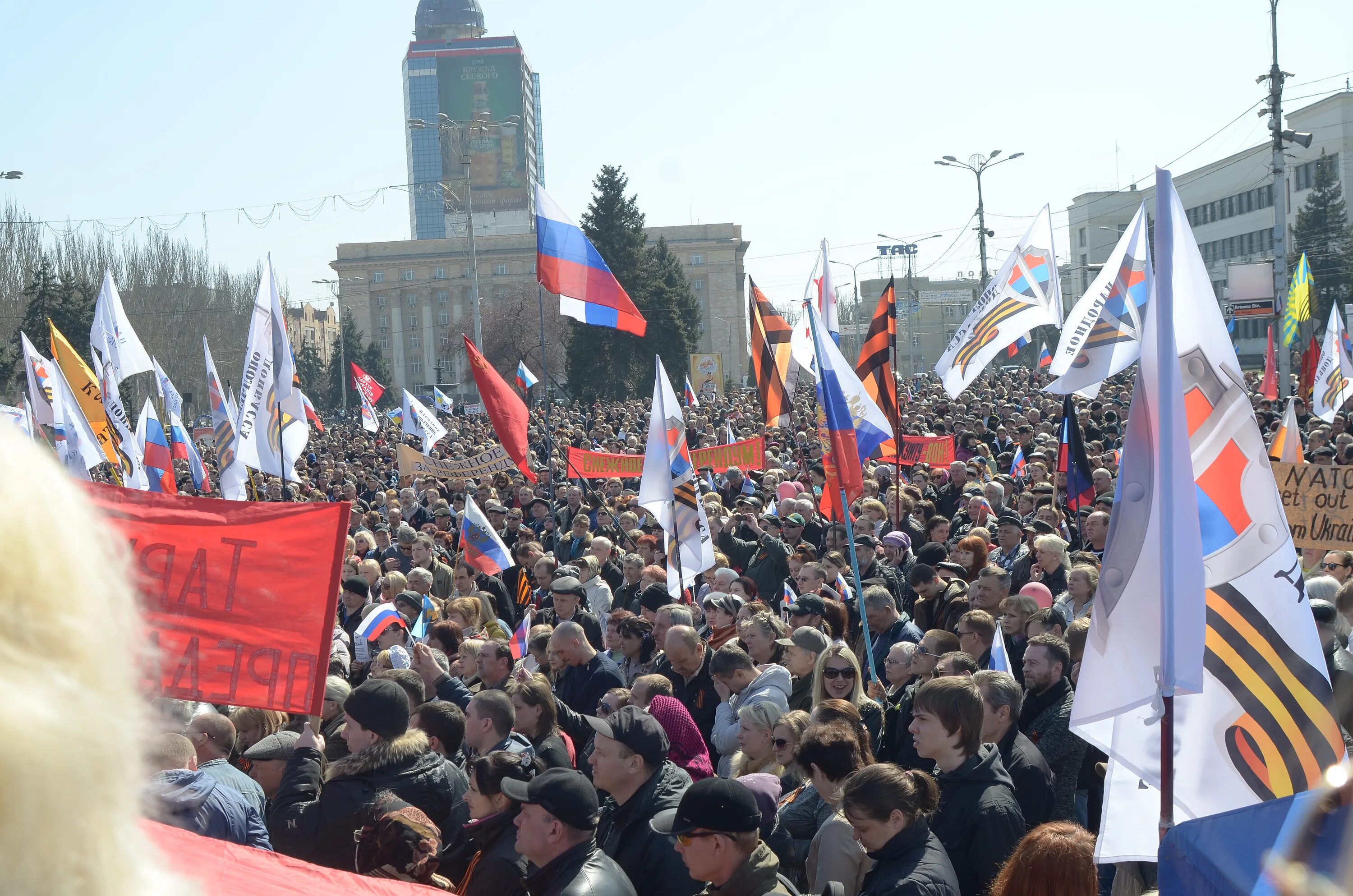 23 апреля 2014. Протесты в Донецке 2014. Пророссийские митинги в Донецке в 2014 году фоторепортаж. Протесты на востоке Украины 2014. Митинги март 2014 года Донецк.