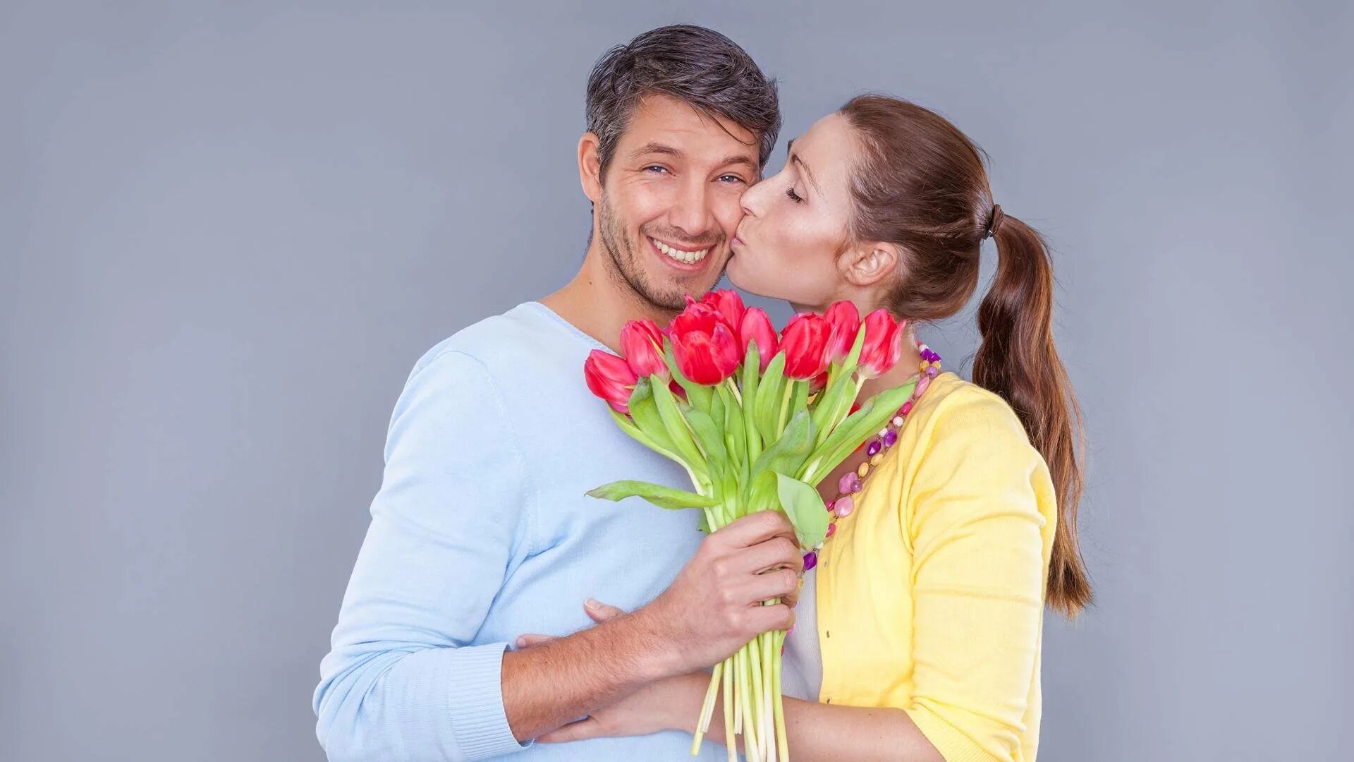 Супруг подарил супруге. Мужчина с цветами. Букет для мужчины. Мужчина дарит цветы. Парень дарит девушке цветы.