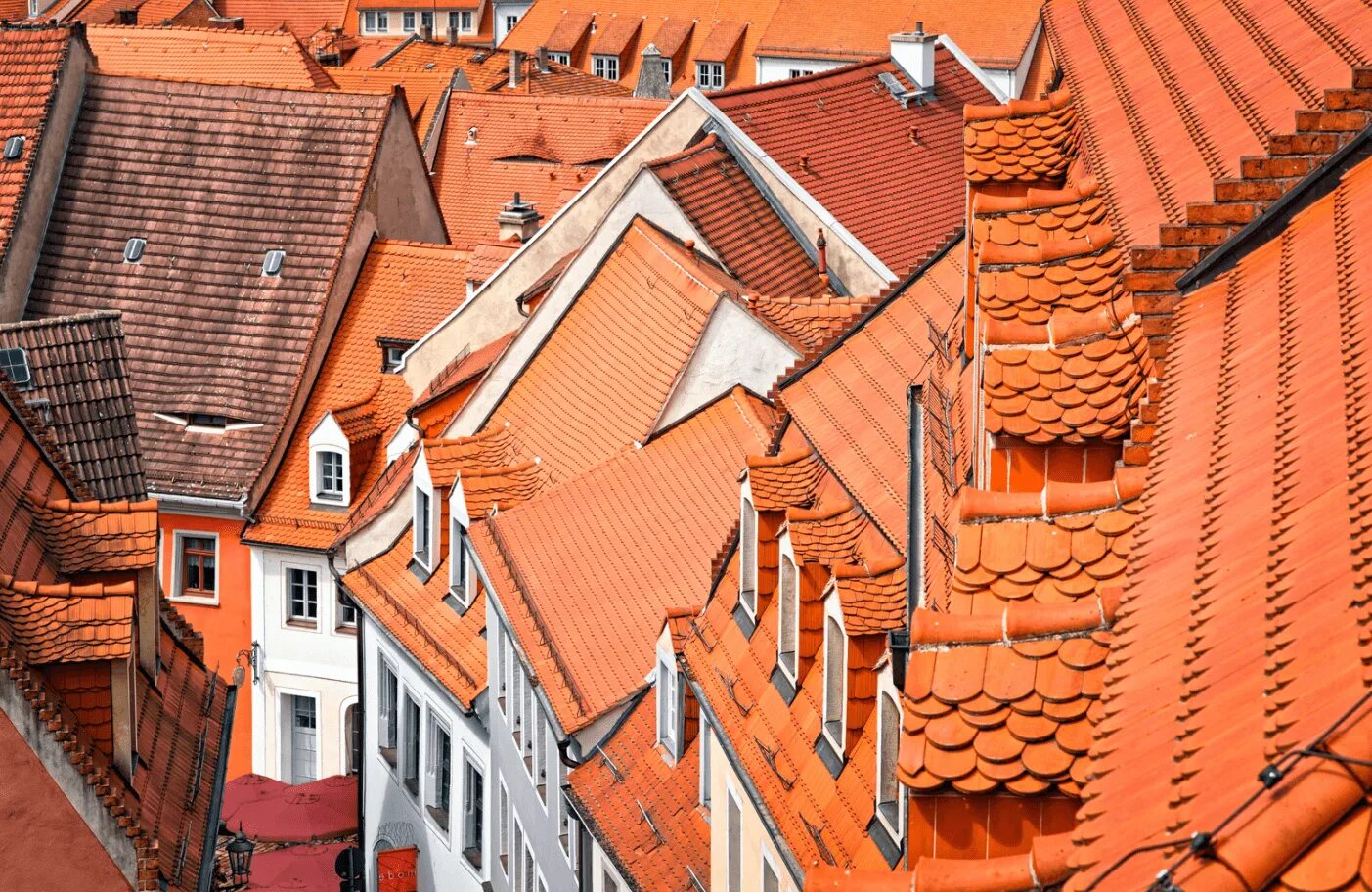 полувальмовая мансардная крыша. фальцевая кровля барн хаус. брандмауэрная стена. стена на крыше. стен крыш.