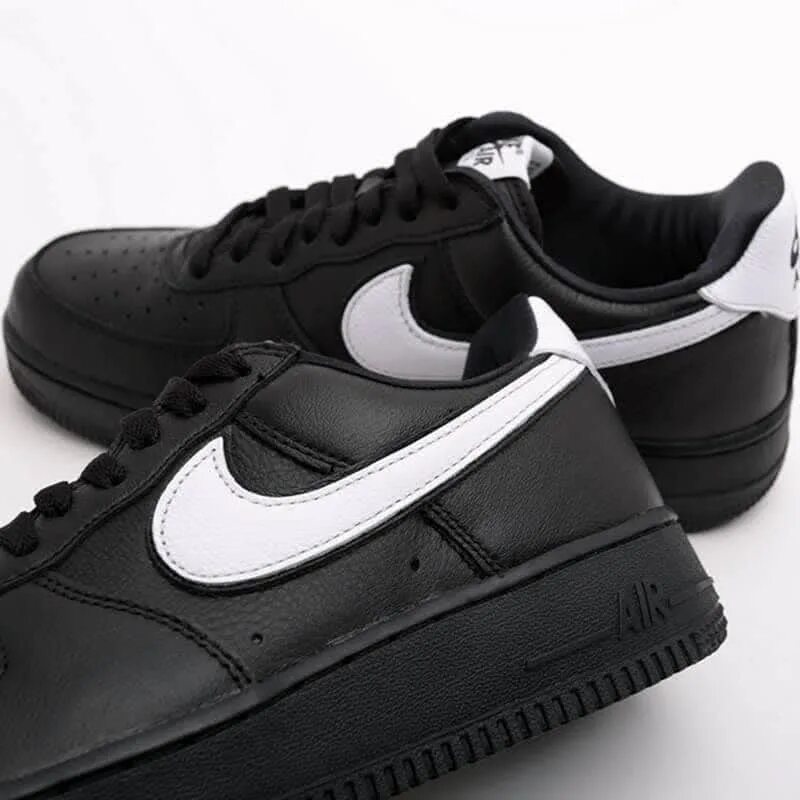 Черно белый найк аир. Nike Air Force 1 Low Retro QS. Найк АИР Форс 1 мужские черные. Найк Air Force черные. Кроссовки Nike Air Force 1 Low Black мужские.