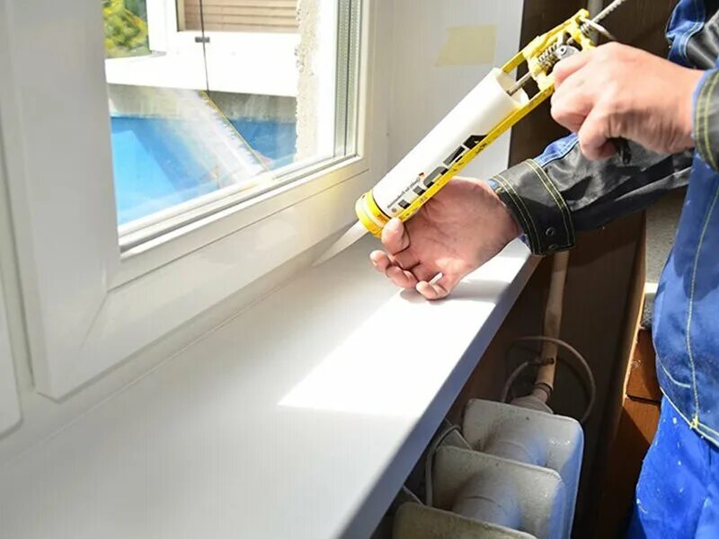 демонтаж пластикового подоконника. установка пластиковых подоконников и откосов. монтаж пластикового подоконника. монтировать пластиковый подоконник. установка пластиковых подоконников и откосов.