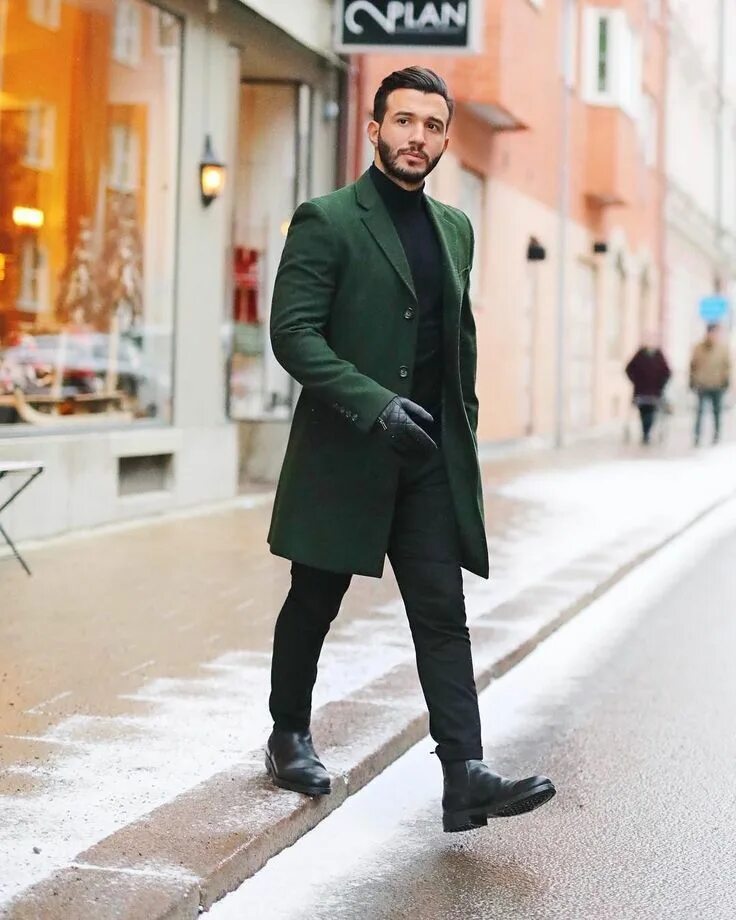 Серое пальто мужское. Строгое пальто мужское тотал блэк. Что одеть под пальто мужчине. Тотал блэк мужской пальто берцы. Пальто мужское eboy outfit.