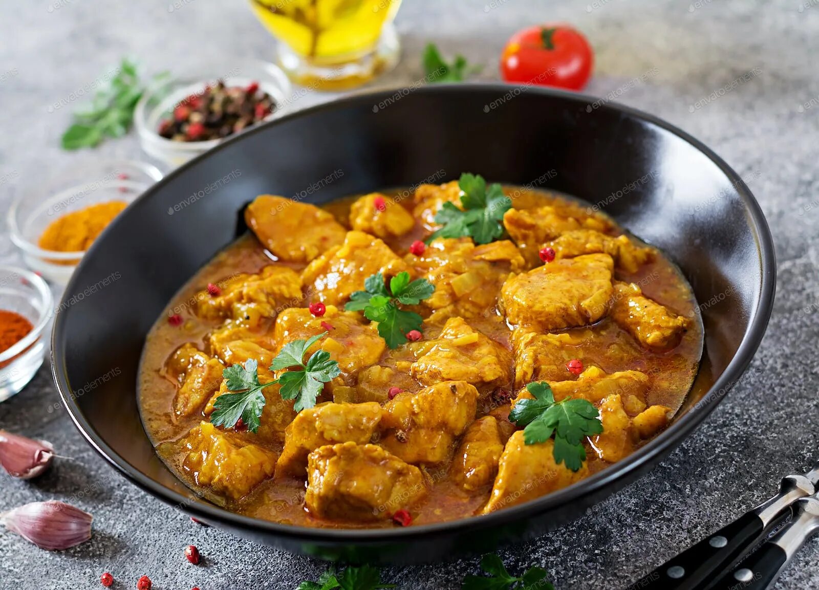 Как вкусно потушить курицу в кастрюле