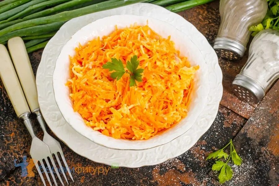 Салат из корейской моркови. Салат с корейской морковкой. Салат с морковью. Морковь салатная. Салат морковка.