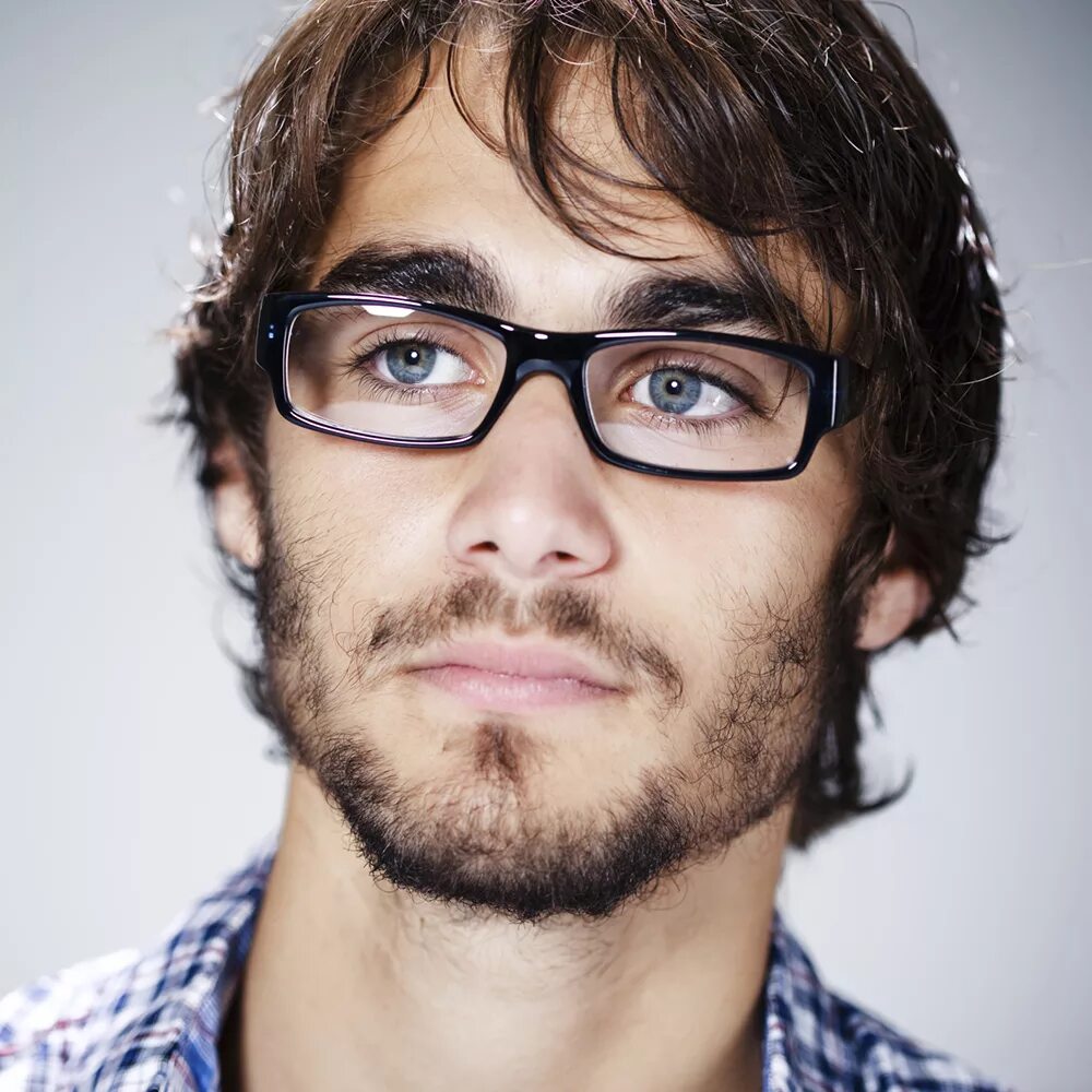 мужчина поет. поют парни в очках. поют парни в очках. парень караоке. фотографии черных мужчин для сайтов.