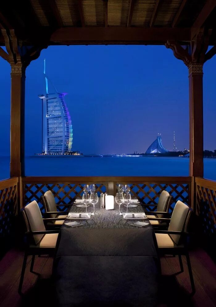 Ресторан с видом дубай. Pierchic ресторан Дубай. Ресторан атмосфера Бурдж Халифа. Аль Каср отель Дубай рестораны. Ресторан в Бурдж Халифа.