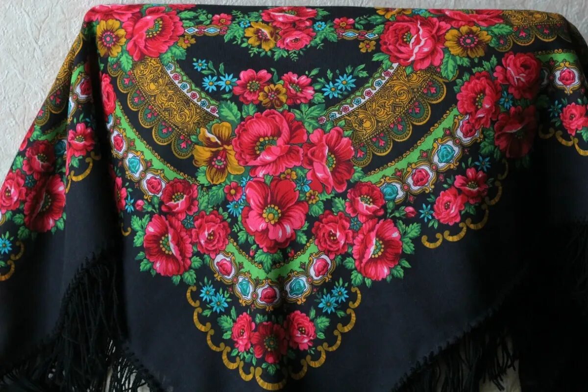 павлопосадский платок испанский красный. павлопосадский платок в современном образе. павлопосадские платки мода. павлопосадские платки мода. платок с кожаной курткой.