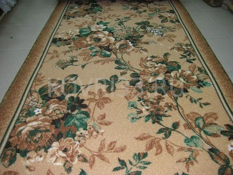 Тарелка на белой скатерти. Ковровая дорожка коричневая. Ковровая дорожка. Ковер дорожка. Японский ковер.