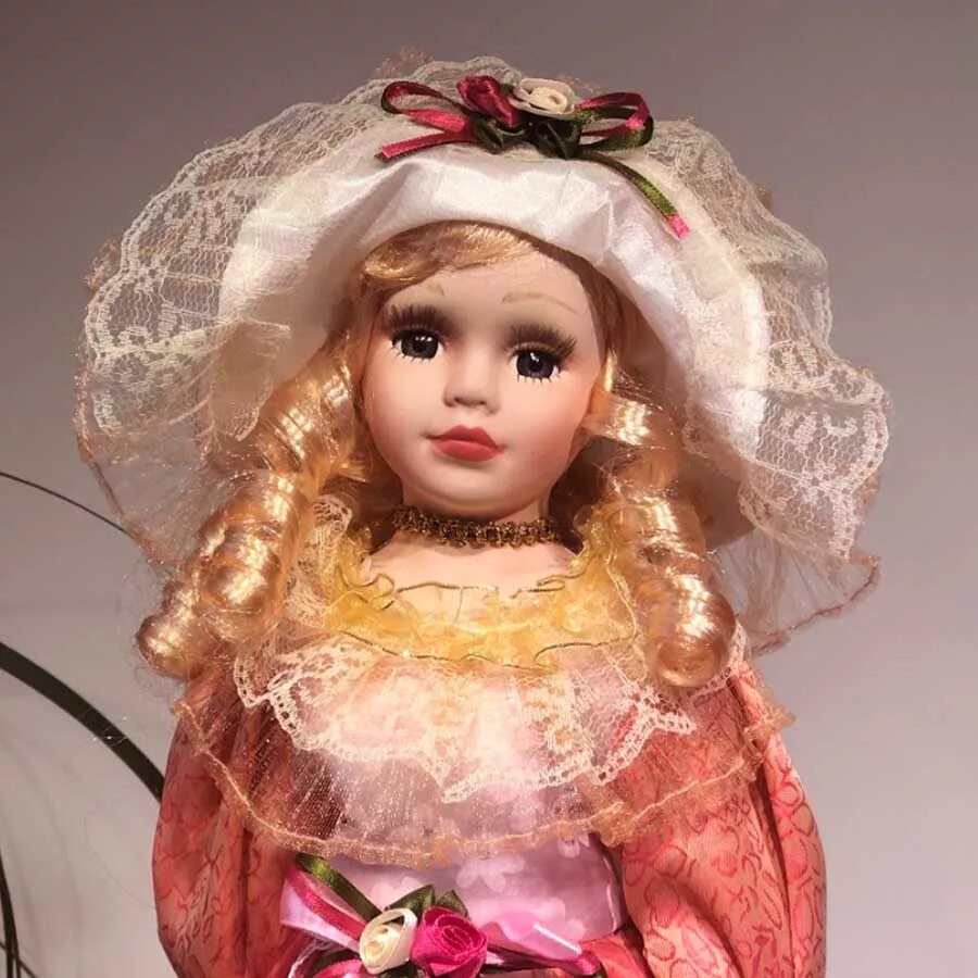 фарфоровая кукла лицо. фарфоровая куколка для лица. кукла шарнирная. красивая девушка у косметолога. фарфоровая куколка для лица.