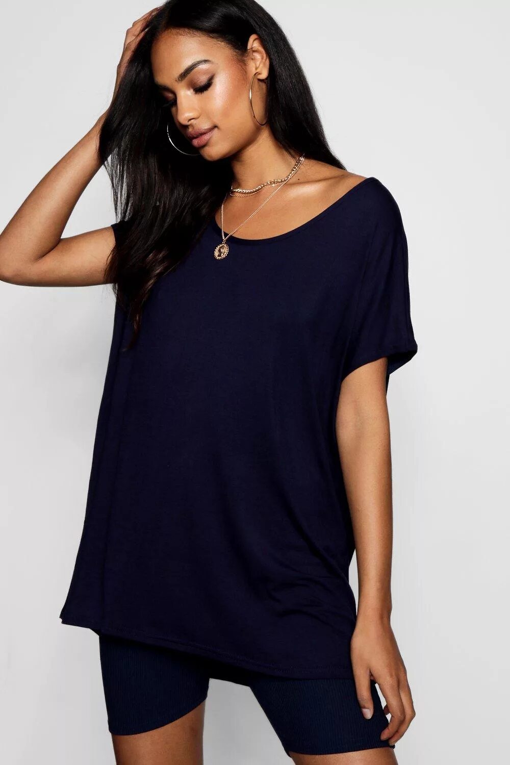 Объемная футболка женская. Объемная футболка женская. Футболка болотного цвета обтягивающие. Красная футболка оверсайз. Loose relaxed.