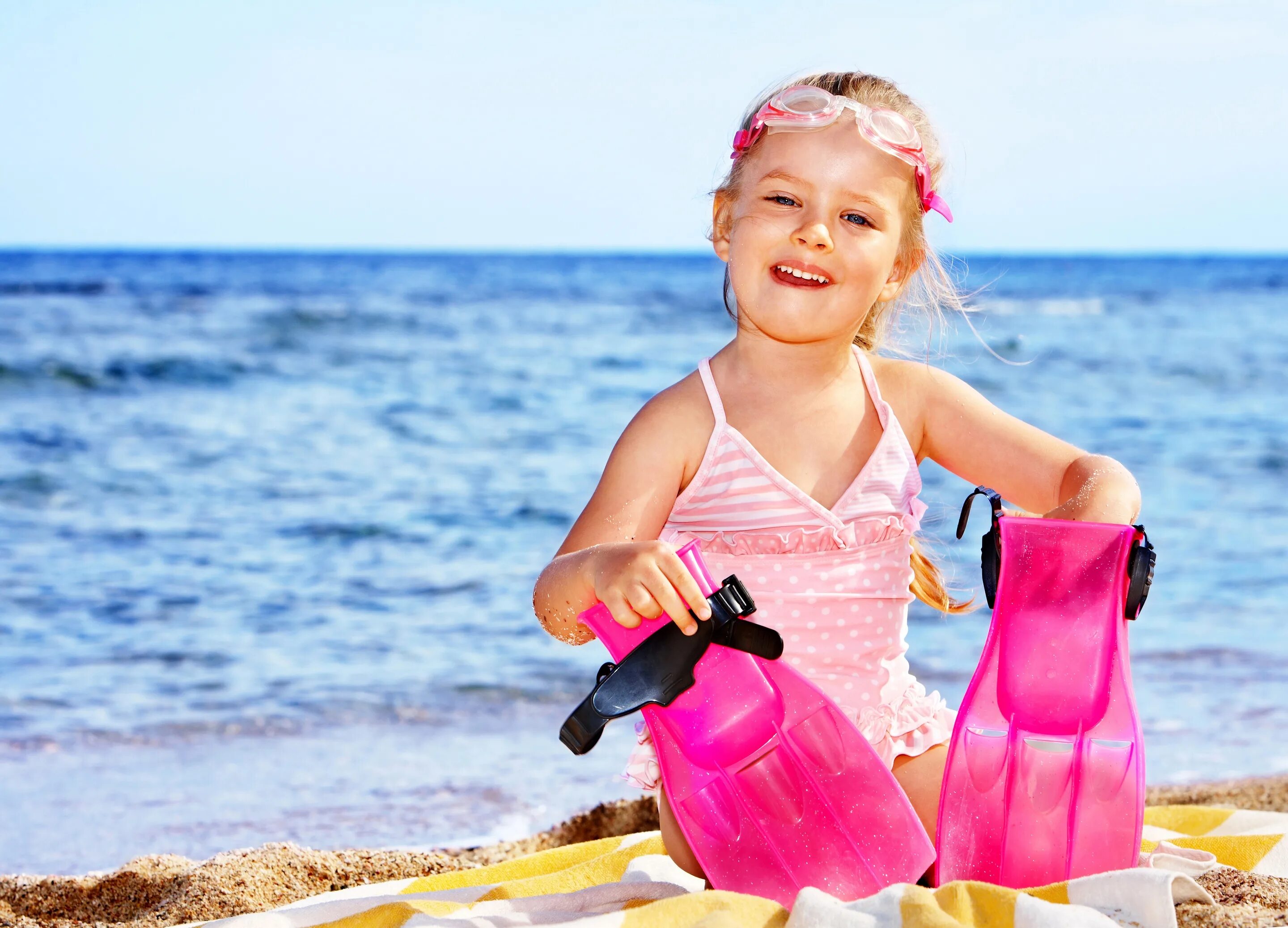Дети на море. Лето пляж дети. Детская фотосессия на море. Девочка на море.