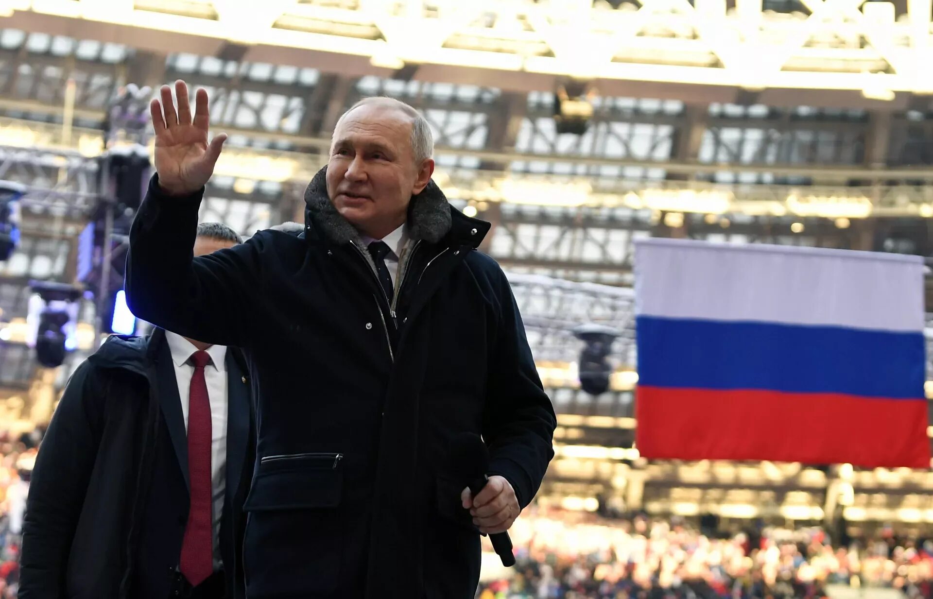 Митинг концерт в москве 2024. Куртка Путина в Лужниках 2023.