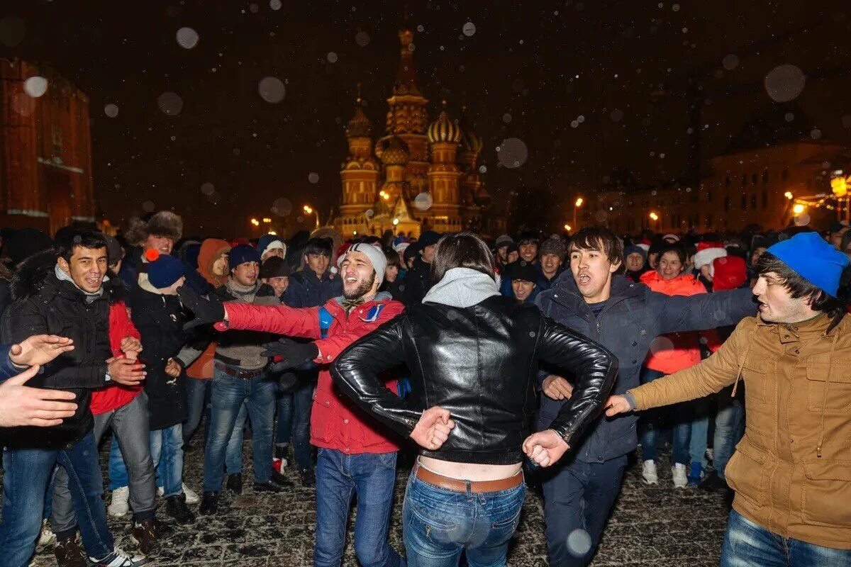 Сейчас таджики в москве что происходит. Москва красная площадь чурки. Лезгинка на красной площади. Красная площадь новый год чурки. Красная площадь новый год мигранты.