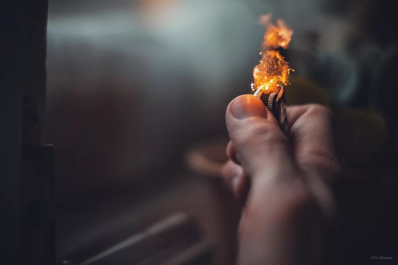 сердце в руках. сердце горит огнем. человек огонь. парень в огне. рука горит огнем.