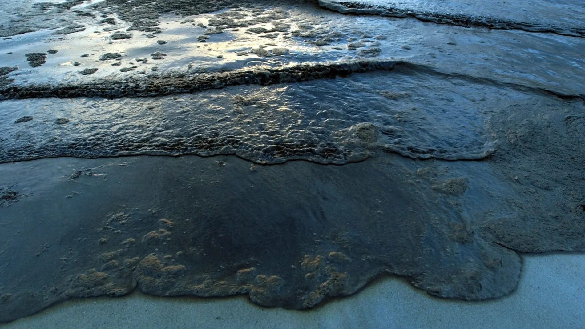 Разлив нефти в Арктике. Нефтяное загрязнение Арктики. Загрязнение воды нефтепродуктами. Нефть в море. Нефть ледовитого океана