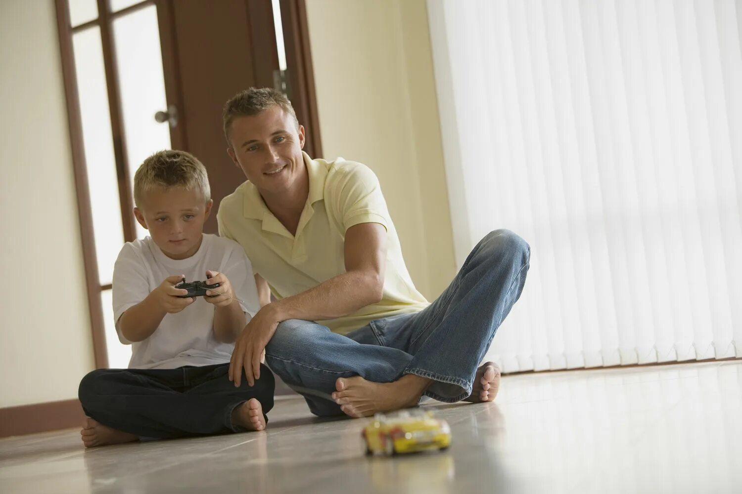 Dad likes playing. Папа и сын. Фотосессия отец и сын. Папа и сын радиоуправляемая машина. Папа играет с сыном.