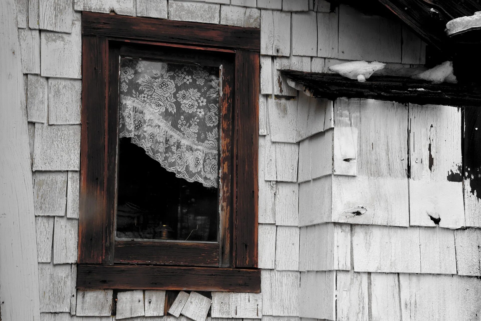 Разрушенное окно. Деревянное окно разрушенного дома. Старые деревянные окна в бетоне. Окна деревянные сломанные. Старые деревянные окна Мексика.