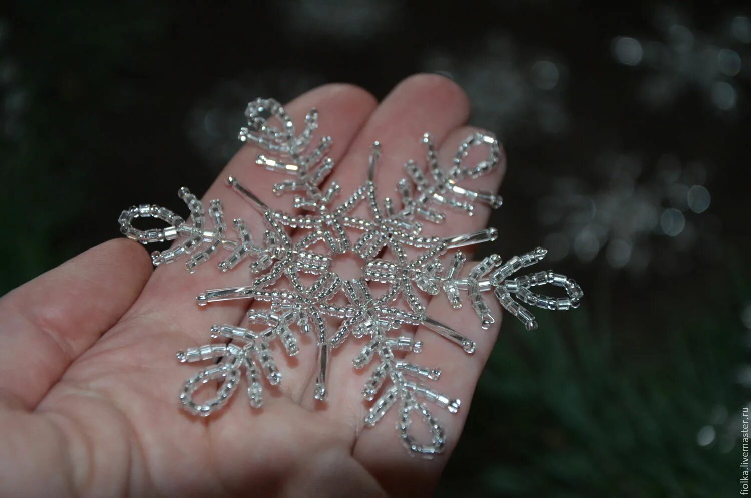 Снежинки из бусин. Бисерные снежинки. Снежинка из бисера. Снежинки из бисера. Снежинка из бисера для начинающих.