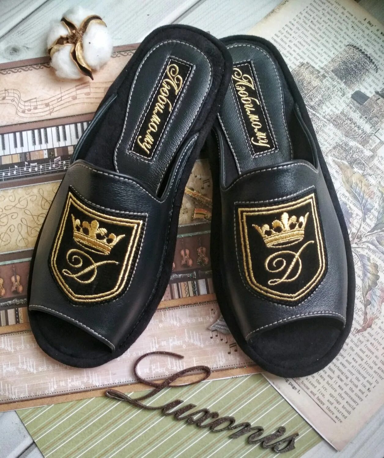 Мягкие кожаные тапки мужские. Тапочки с именем. Именные тапки. Тапки деда. Надписи на тапочках.