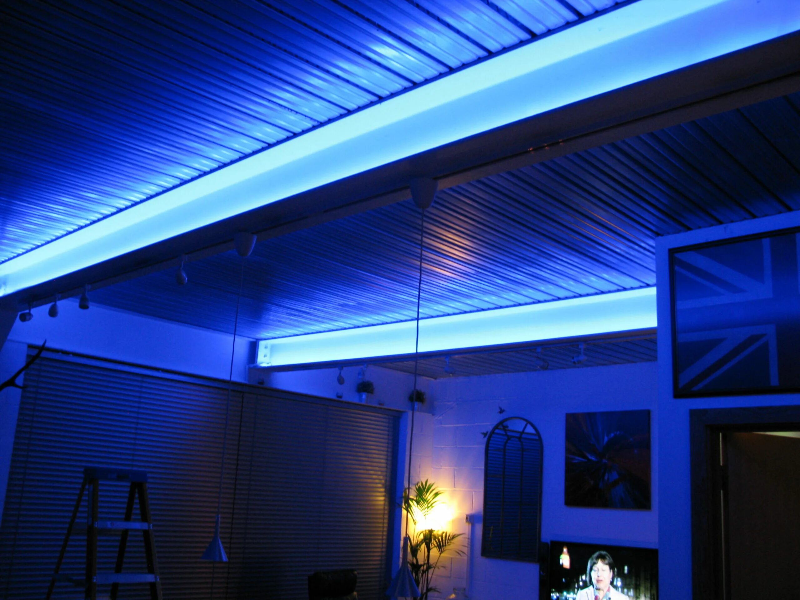 Диодное освещение. Декоративное освещение потолка. Потолок с внутренней подсветкой. Потолок с подсветкой внутри. Подсветка на потолок из светодиодной ленты.