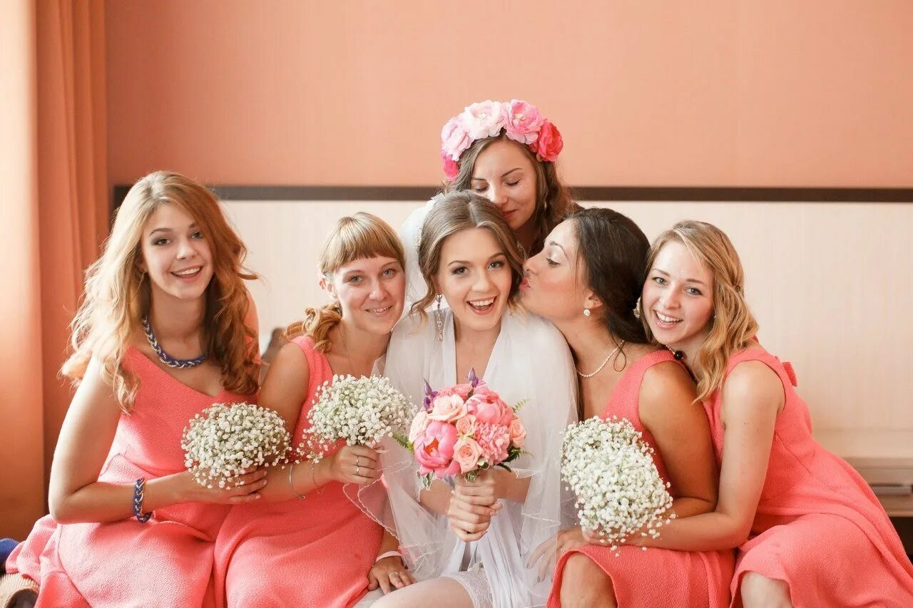 утро невесты с подругами. фото жен подружек. фотосессия подружек. подруги. подруги смеются.