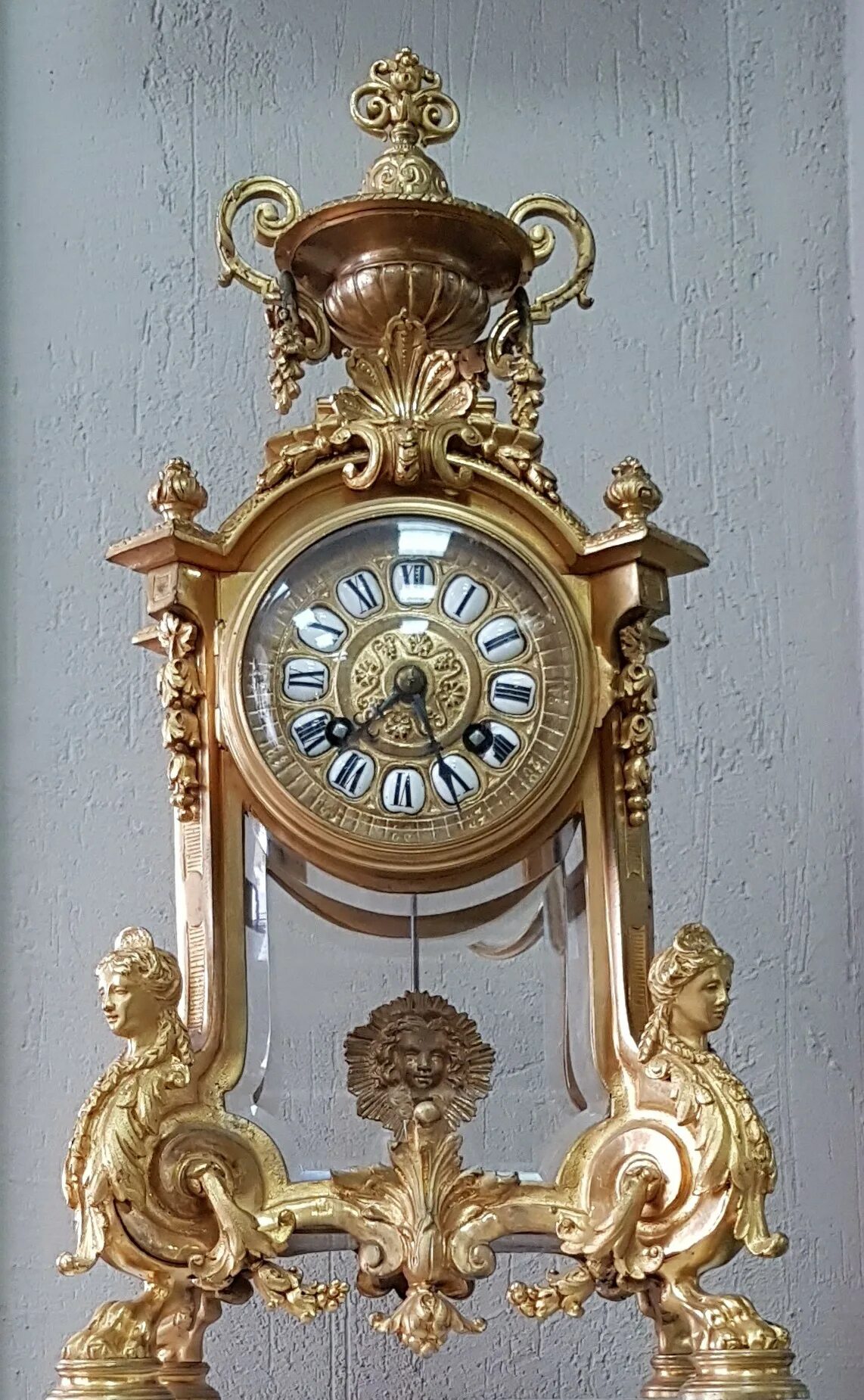 Часы предметов в 5 классе. Французские часы PH.Mourey 1855г. Antik France часы каминные. Мастер часов Франция 19 век. Часы французские 1906.