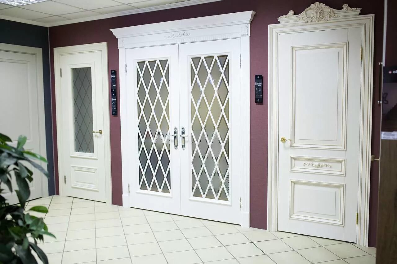 Двери рязани сайт. Магазин дверей. Комнатные двери. Салон дверей. Белые классические двери.