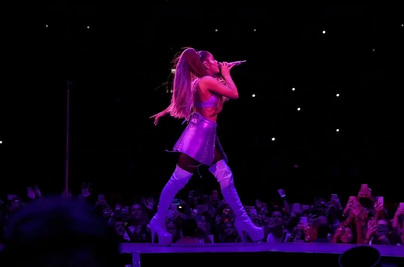 Да я джеркаю на сцене. Ariana grande Sweetener Tour.