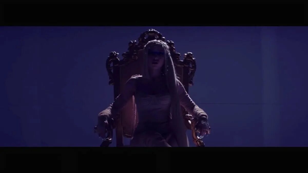 Клип kings. Ава макс кингс энд квинс. kings видеоклип. kings and queens клип кадры. ava max kings queens wallpaper.