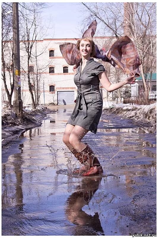 Женщина в луже. Босиком под дождем. Женщина в луже. Женщина в луже. Девочка в луже сидит.