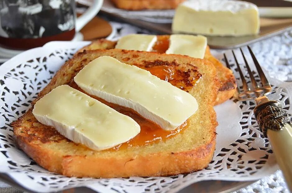 Завтрак бутерброд с сыром. Сэндвич с камамбером. Французский тост с камамбером. Бутерброды с гренками. Бутерброды с камамбером.