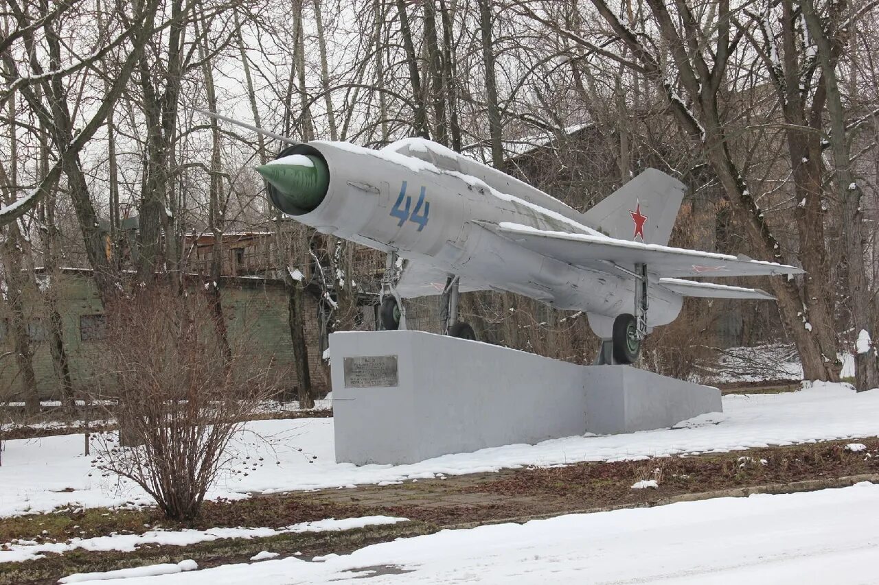 Самолёт-памятник «миг-21ум» Бутурлиновкка. Завод РСК миг Москва. Знамя труда завод Москва РСК миг. Завод РСК миг Динамо. Миг завод где