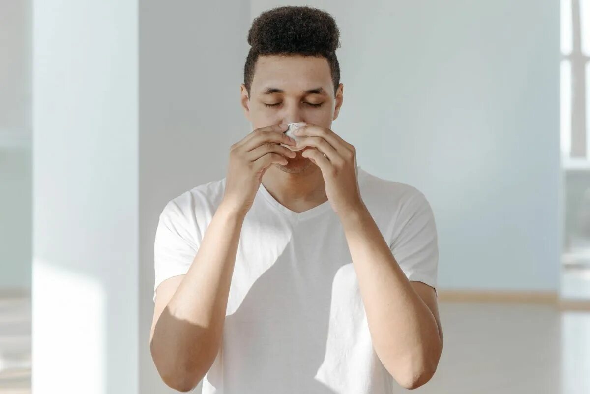 Аллергик мужчина. Парень чихает. Чихание фото Минимализм. Coughing, sneezing. Повторяющаяся болезнь