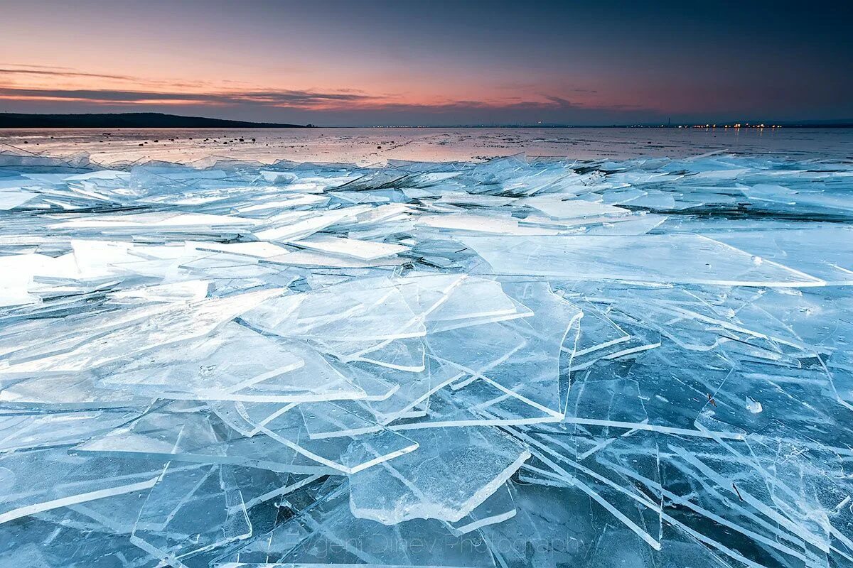 Вода выступила на поверхность льда. Замерзшее озеро. Красивый лед. Поверхность льда. Ледяное море.