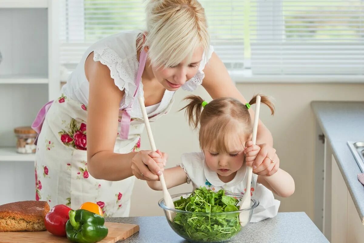 Кухня для детей. Дети и родители на кухне. Дети помогают родителям. Готовка с детьми на кухне.