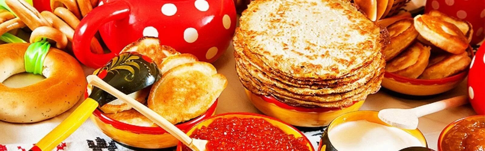 блины русское блюдо. сладости на масленицу. масленица на рабочий стол. масленица блины с икрой. масленица.