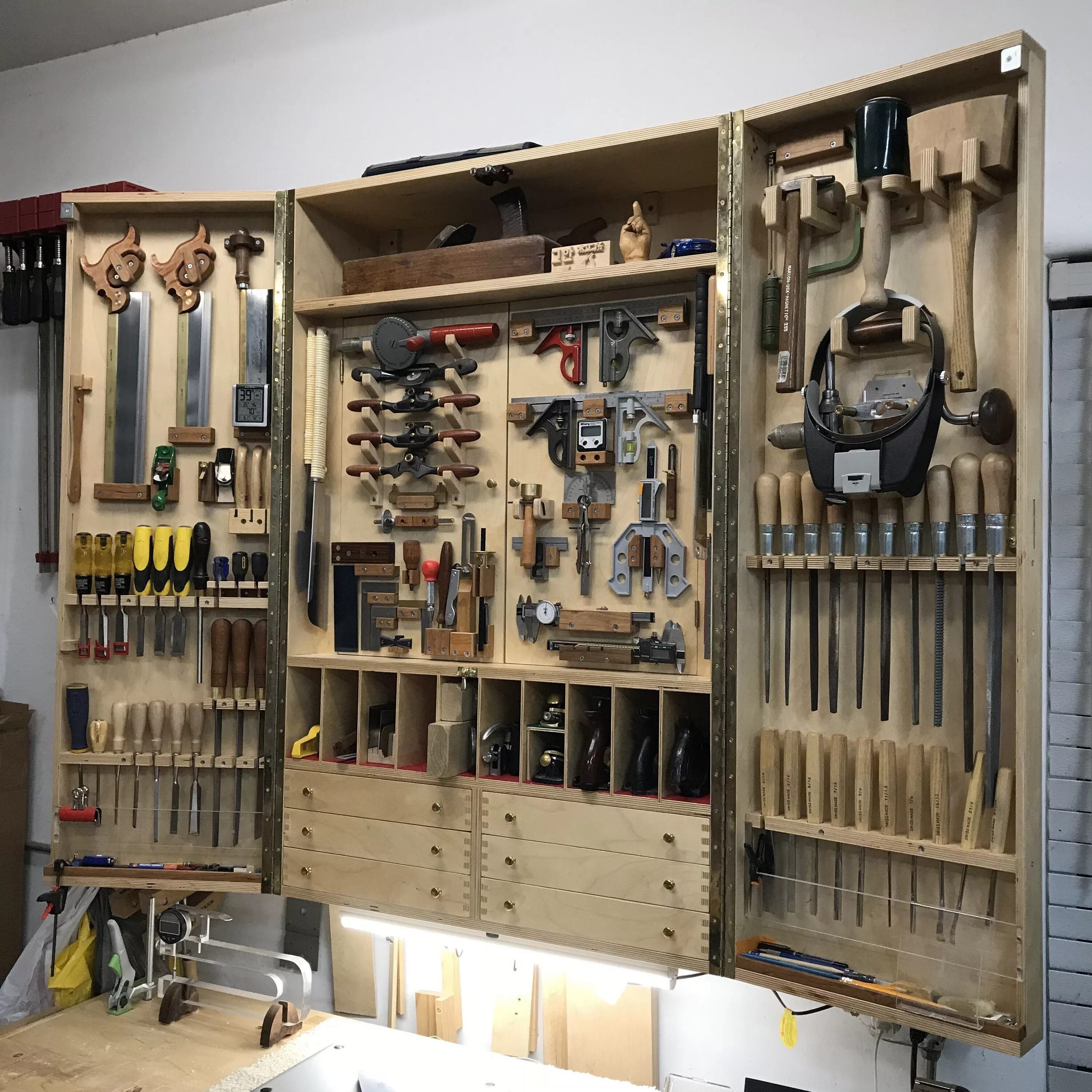 Домашняя мастерская своими руками сделай сам. Tool Cabinet шкаф для инструмента. Полки для инструмента в мастерской. Шкаф для инструментов в гараж. Шкаф для инструментов в мастерскую.
