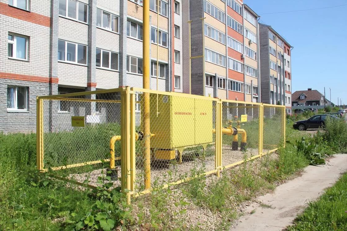 Газовые трубы возле дома. Газовая труба на участке. Газификация частного сектора. Подвод газа к дому. Газоснабжение.