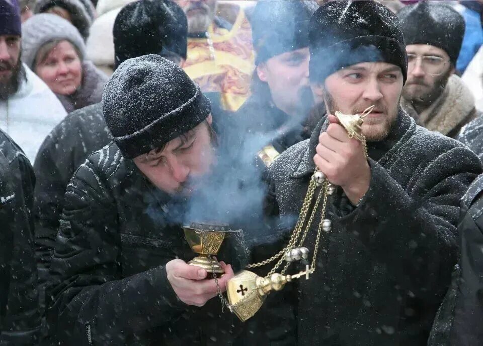 Курят ли православные. Курящий священник. Священник курит. Священник с кадилом. Батюшка с кадилом.
