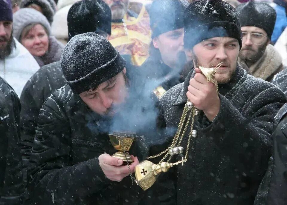 Курящий священник. Священник курит. Священник с кадилом. Батюшка с кадилом.