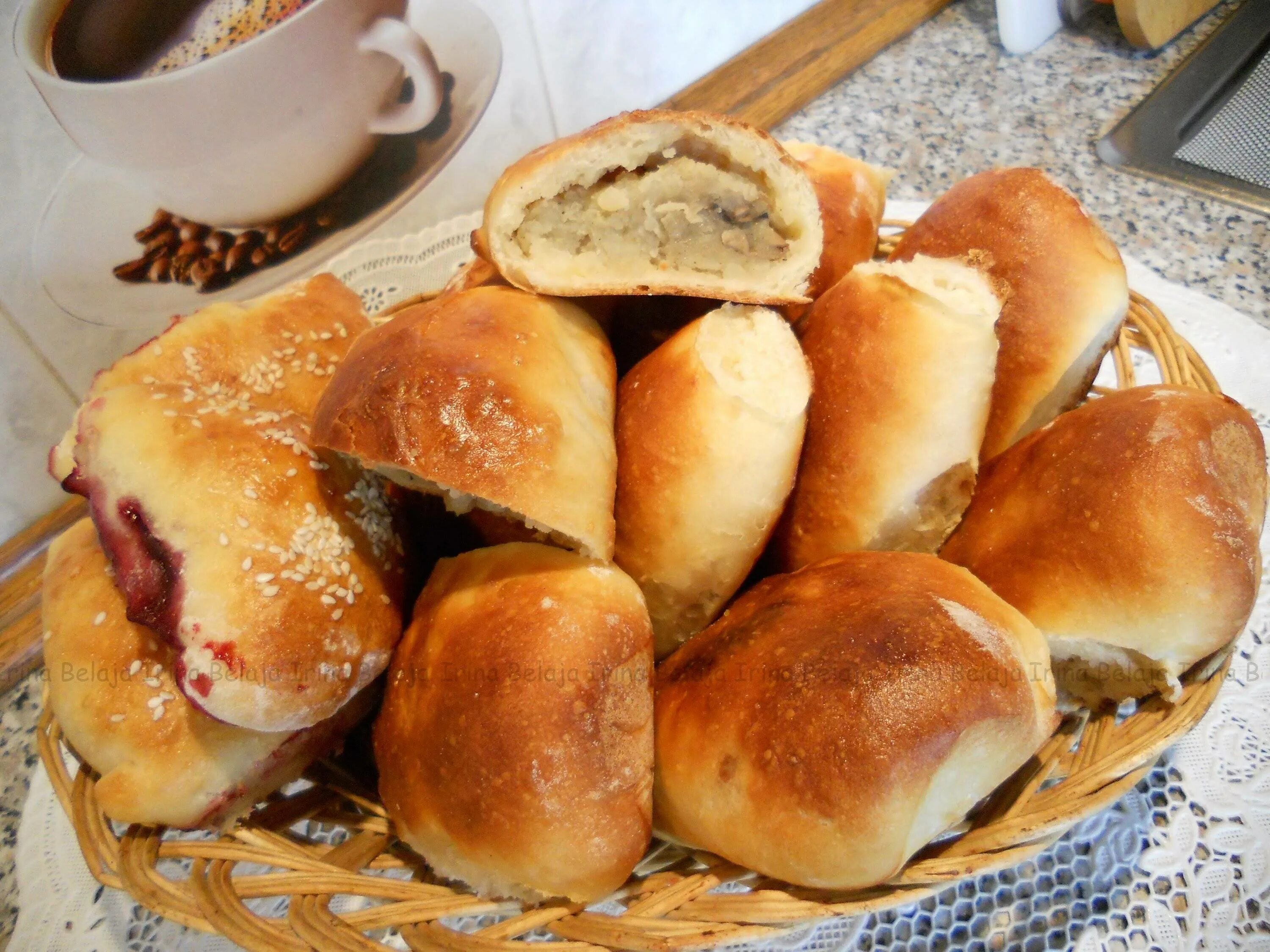 Пирожки с мясом. Пирожки с грибами. Пирожки печеные с фаршем. Пирожки с мясом и картошкой.