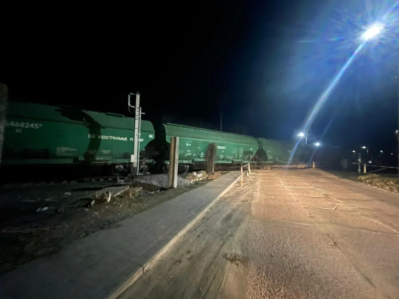 В каком городе сошел поезд с рельс. Грузовой поезд. сход поезда. сход вагонов.