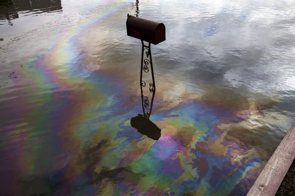 Расплескать воду. Deepwater horizon oil spill. Разлив нефти в мировом океане. Разливается. Нефтяное загрязнение.