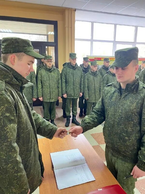 в армии новобранцы 2022. призыв в мае. сборный пункт призывников. военный вокзал. солдат армии рф срочники.